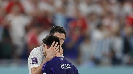 Lionel Messi y Robert Lewandowski. Foto: EFE.