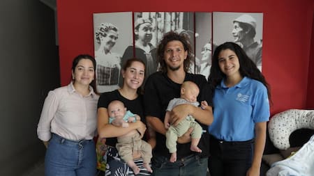 Reconocimiento de gemelos no identificados por sus padres. Foto: Telam.