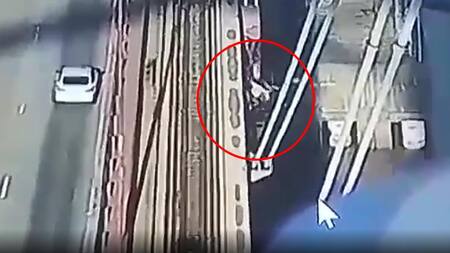 Dos hermanos se tiraron al río Paraná, foto captura video cámara de seguridad