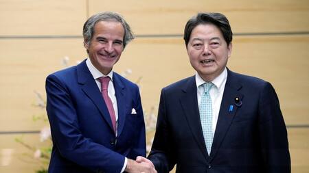 El Director General del Organismo Internacional de Energía Atómica, Rafael Mariano Grossi, y el Secretario Jefe del Gabinete de Japón, Yoshimasa Hayashi. Foto: Reuters.