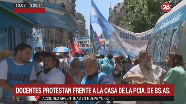 Protesta y movilización de docentes frente a la casa de la Provincia de Bs. As.