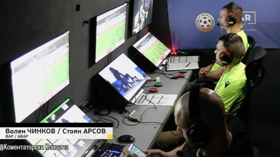 Asistente de VAR usando aplicaciones de apuestas deportivas en pleno partido de la liga de Bulgaria. Foto: Captura de video.