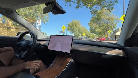 Un Tesla vio a un ciclista antes que su conductor. Foto: captura