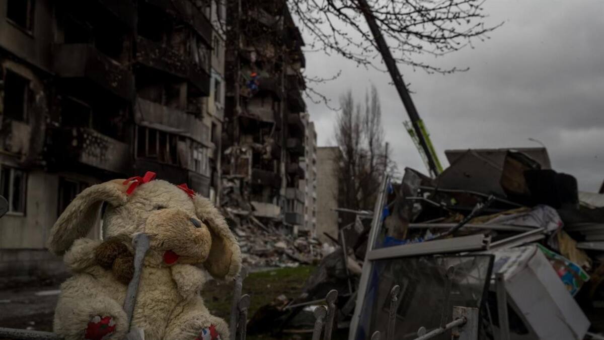 Un juguete frente a un edificio que sufrió daños tras un ataque en Borodianka. EFE
