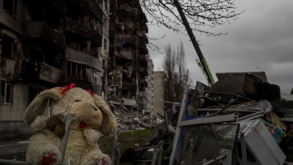 Un juguete frente a un edificio que sufrió daños tras un ataque en Borodianka. EFE