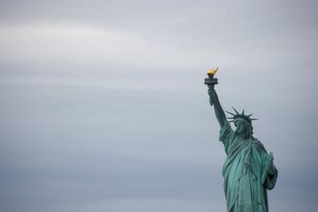 Mujer protesta en la Estatua de la Libertad, Reuters