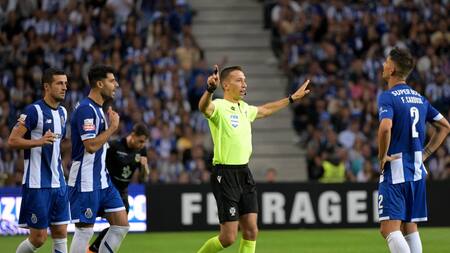 Arbitraje. Foto: EFE