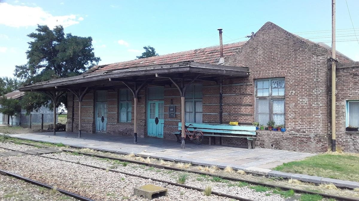 El pueblo bonaerense de solo 160 habitantes que nació junto al tren y hoy enamora con comida de campo