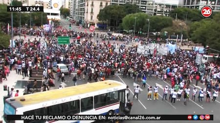 Caos por marcha de organizaciones sociales en avenida 9 de julio sin distanciamiento social ni protocolo
