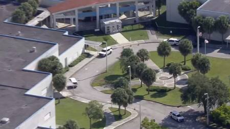 Escuela secundaria de Florida donde un estudiante terminó detenido por portar un arma. Foto: Gentileza WPLG.
