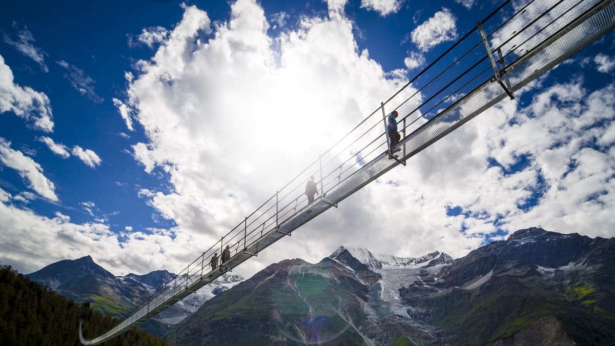 El puente colgante más impactante de Europa está en Suiza: tiene casi 500 metros, desafía al miedo y enamora a los turistas