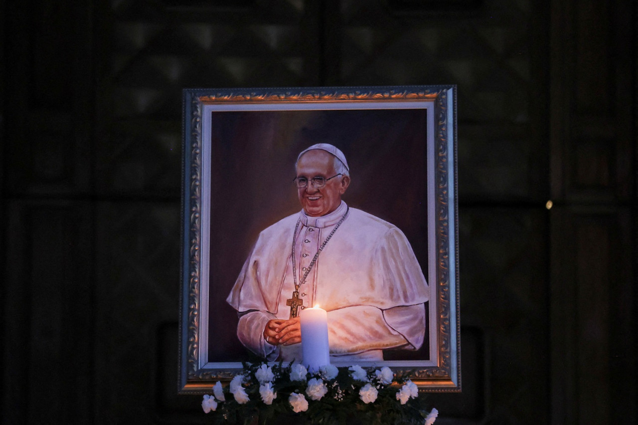 Homenaje al papa Francisco. Foto: Reuters/Valdrin Xhemaj