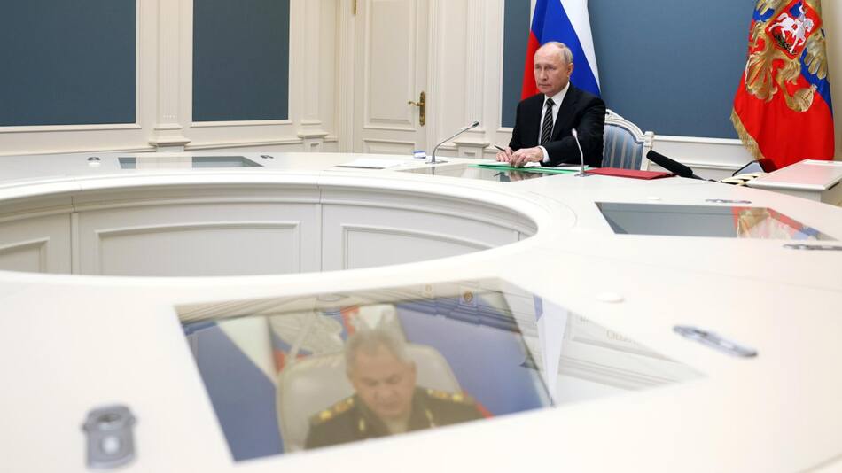 Vladimir Putin asiste a un entrenamiento para probar las fuerzas de disuasión estratégica a través de un enlace de vídeo en Moscú, Rusia, el 25 de octubre de 2023. EFE