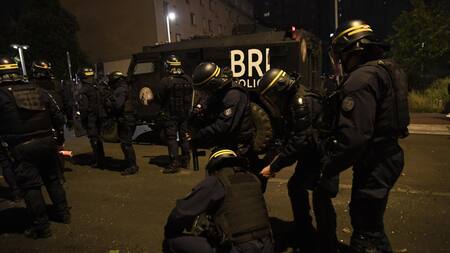 La policía antidisturbios se enfrenta a los manifestantes en Nanterre, cerca de París, Francia. Foto: EFE.