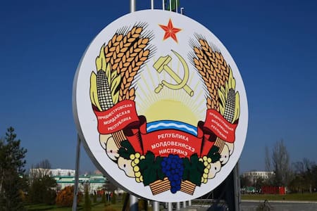 El escudo de Transnistria (Moldavia) en Tiráspol. Foto: EFE/Ignacio Ortega