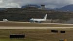 Un avión del Departamento de Defensa de Estados Unidos aterrizó en Ushuaia en medio de la tensión por la intervención del puerto