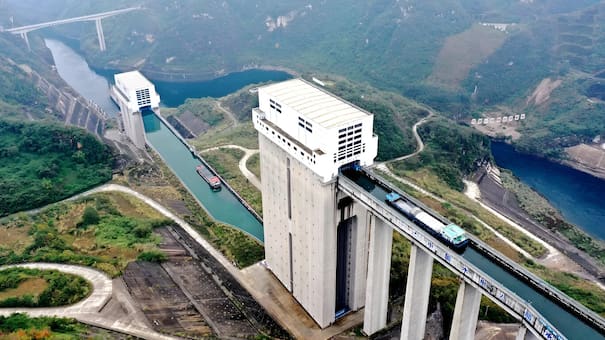 Los barcos que escalan montañas en China: una obra monumental que desafía a la naturaleza