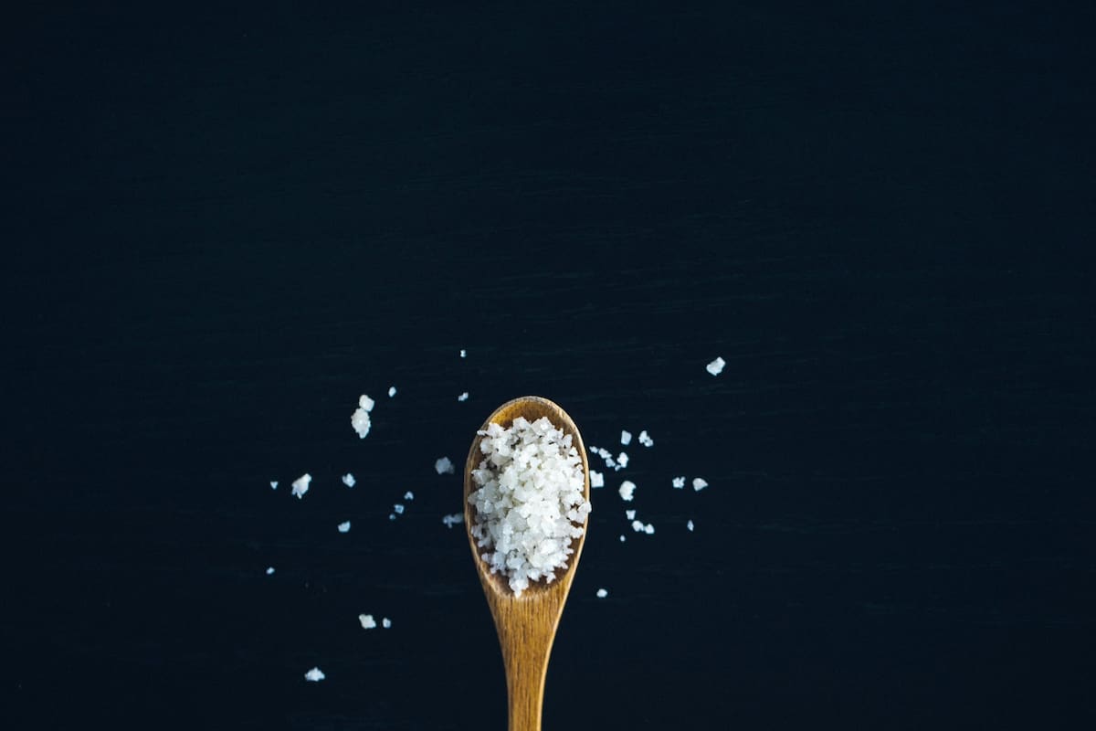 Sal, salero, consumo de sal, hipertensión. Foto Unsplash.