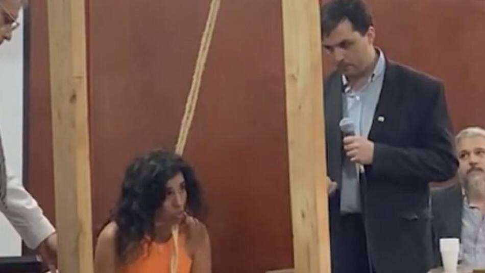 La fiscal que se colocó una soga al cuello y representó ser la víctima. Foto: captura video