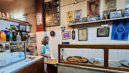 En el barrio de CABA con más historia: la pizzería de 1932 que tiene 4 gustos y donde la única regla es comer de parado