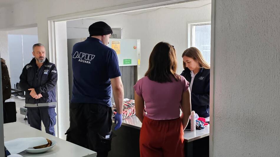 Aduana rescata a a 4 mujeres de ser víctimas de trata de personas.