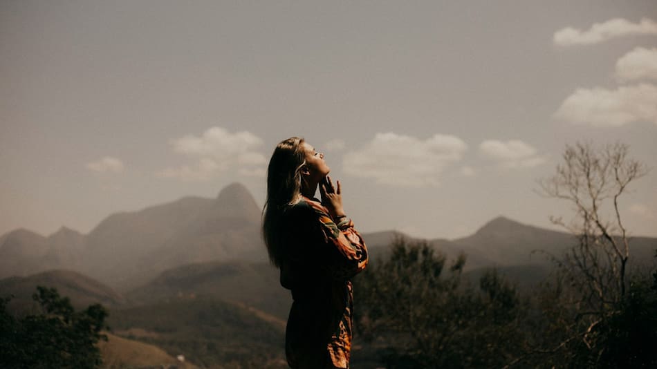 El significado detrás de soñar con personas fallecidas, según la IA. Foto: Unsplash.