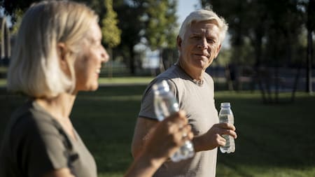 Ola de calor: cuántos litros de agua hay que tomar para hidratarse correctamente, según los expertos
