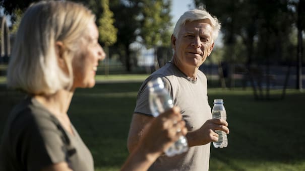 Ola de calor: cuántos litros de agua hay que tomar para hidratarse correctamente, según los expertos