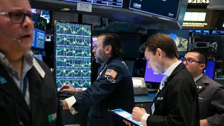 Bajó el riesgo país y ya se ubica por debajo de los 500 puntos: a cuánto quedó y cómo operan las acciones argentinas este 28 de enero