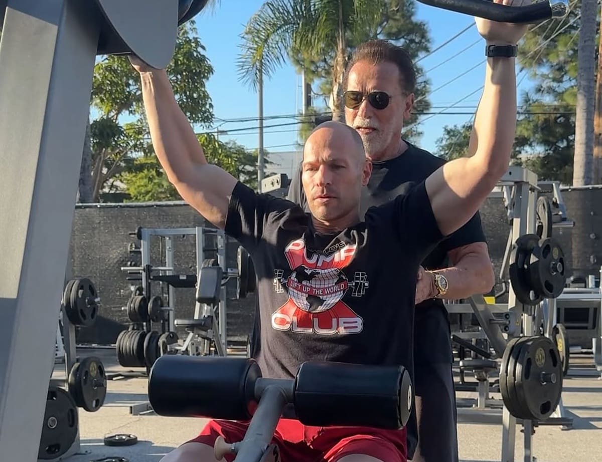 Arnold Schwarzenegger entrenando su físico a los 79 años.