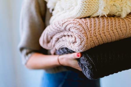 Una tiktoker reveló un truco casero para evitar las pelotitas en los sweaters. Foto: Unsplash.