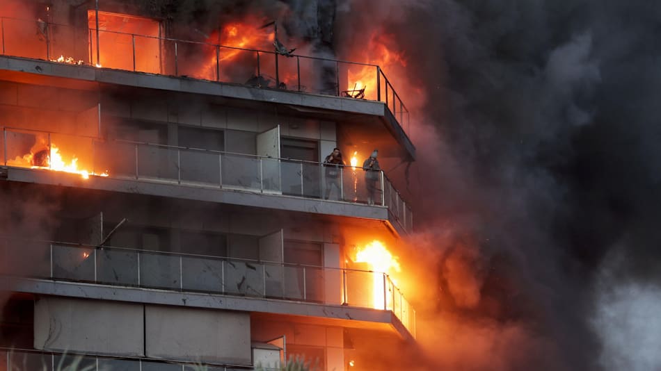 Incendio en una edificio de Valencia. Foto: EFE.