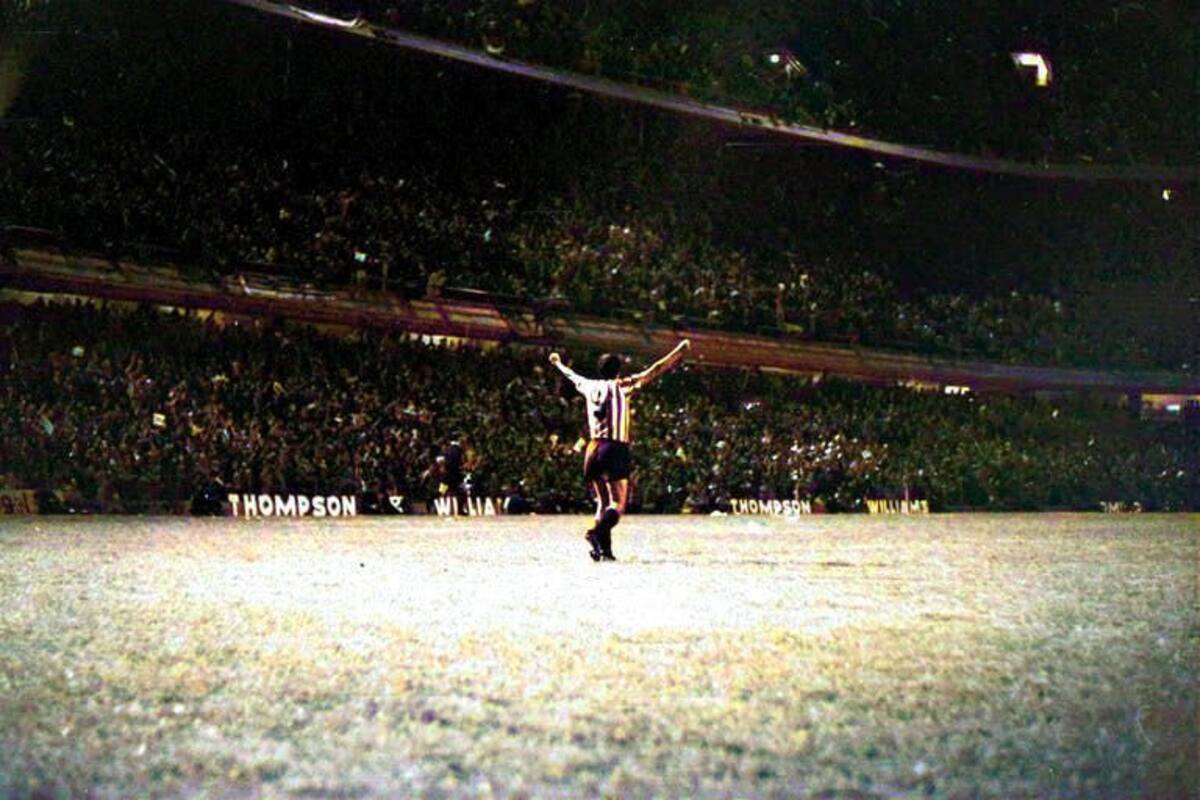 Gol de Marcos Conigliaro para Estudiantes ante Manchester United por la Copa Intercontinental.