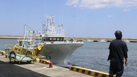 Pescador que aguarda la llegada a puerto de un barco en Soma, a 50 km al norte de la accidentada central nuclear de Fukushima. Foto: EFE.