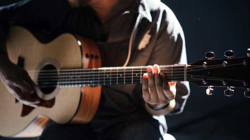 Música, guitarra, instrumentos. Foto: Unsplash.