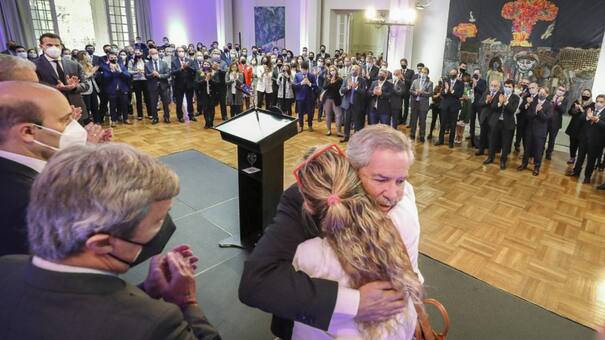 Enfrentado con el Gobierno, Felipe Solá se despidió de los trabajadores de Cancillería
