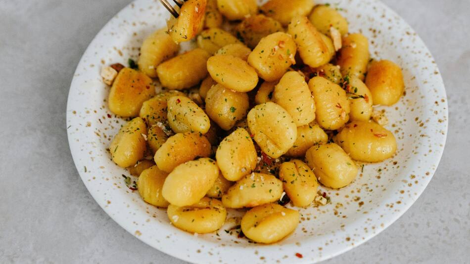 La receta definitiva para lograr unos ricos ñoquis veganos y sin gluten. Foto: Pexels.