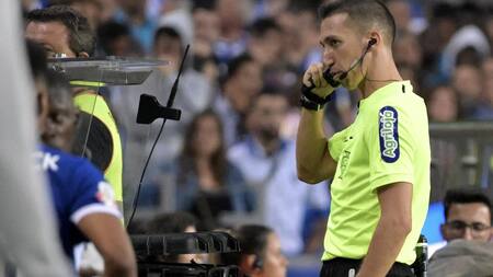 VAR en Porto-Arouca. Foto: EFE