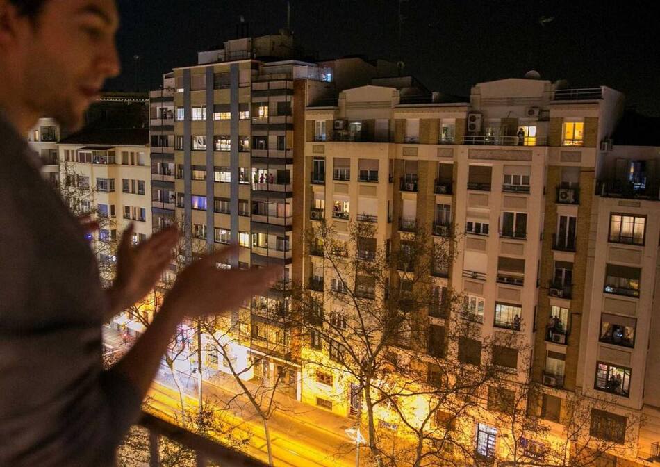 Aplausos para bomberos y trabajadores de la salud en España por coronavirus