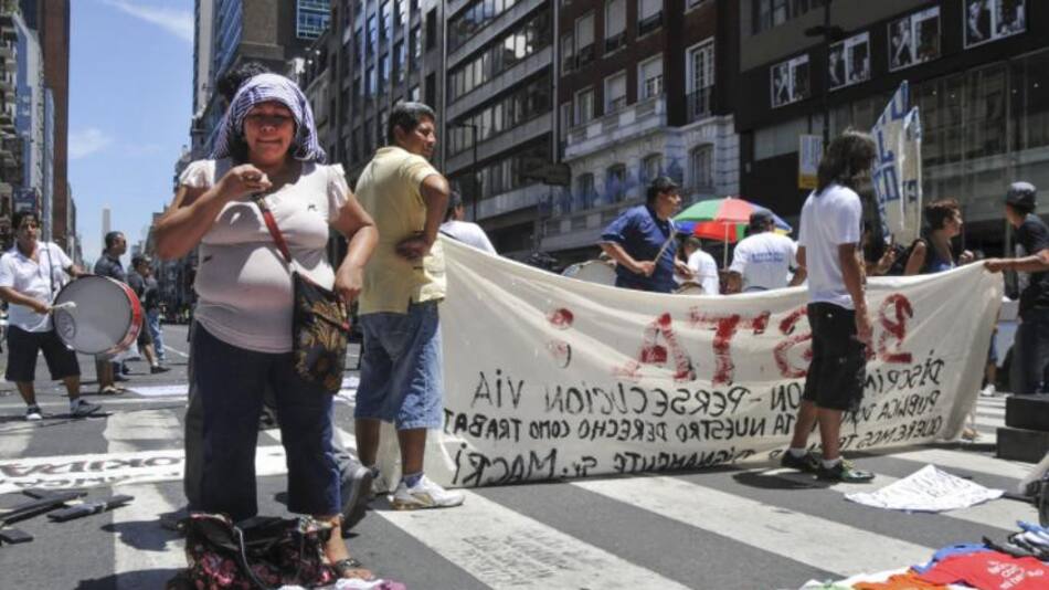 Venta ilegal callejera, economía argentina, NA