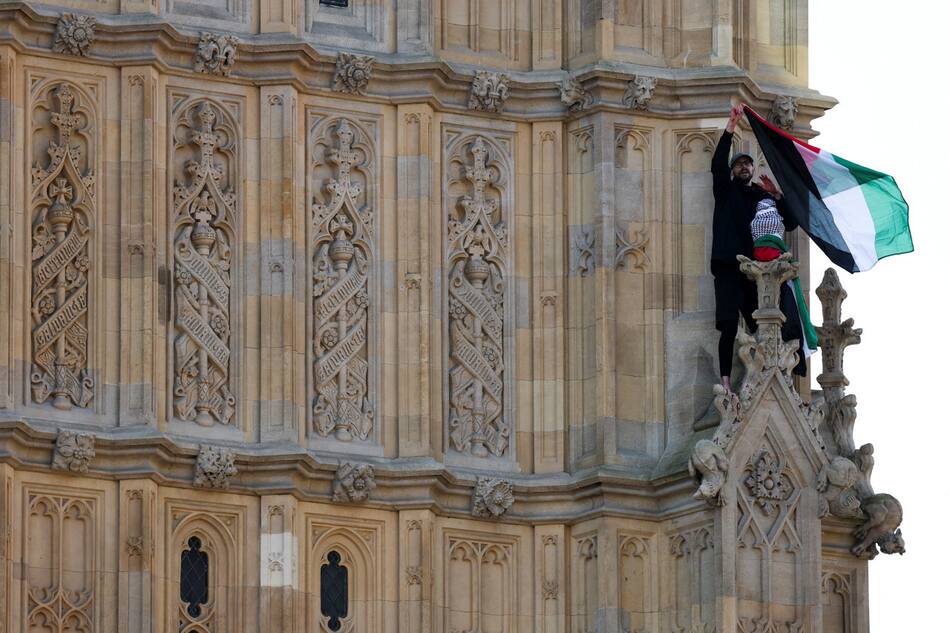 Hombre se subió al Big Ben con una bandera de Palestina. Foto: REUTERS/ Hannah McKay.
