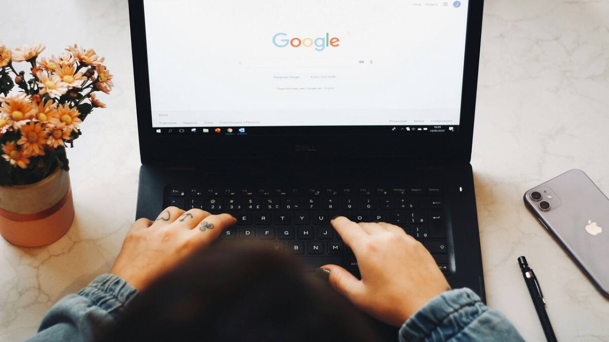 Google; teclado. Foto: Unsplash.