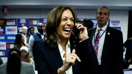 Kamala Harris llamando a votantes en la sede demócrata. Foto: REUTERS.