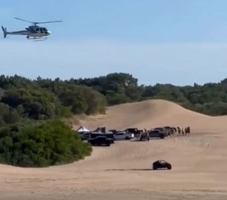 Un helicóptero de la Policía bonaerense persiguiendo a un UTV en La Frontera de Pinamar