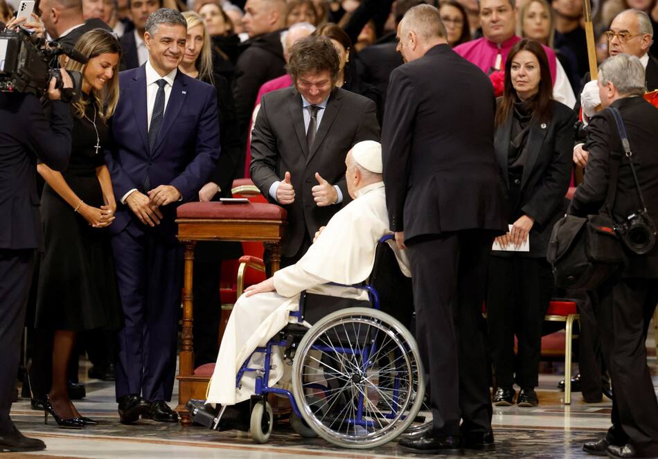 Milei saludó a Francisco y participó de la misa de canonización de Mama Antula. NA