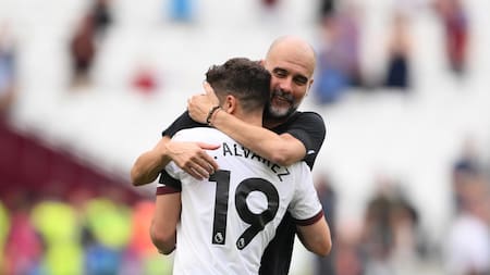 Pep Guardiola y Julián Álvarez. Foto: EFE.