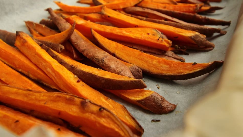 Las batatas son versátiles para aplicar en cualquier receta. Foto: Unsplash.