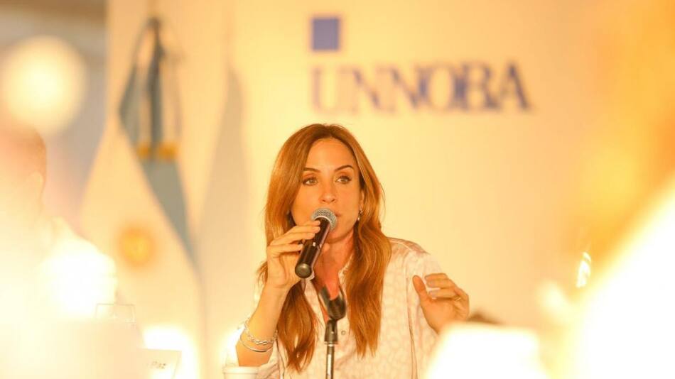 Victoria Tolosa Paz, Frente de Todos, Twitter