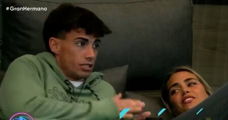 Alan y Sabrina charlando en la casa de Gran Hermano. Foto: captura Telefe.