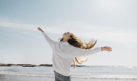 Mujer, naturaleza, felicidad, libertad. Foto: Freepik.